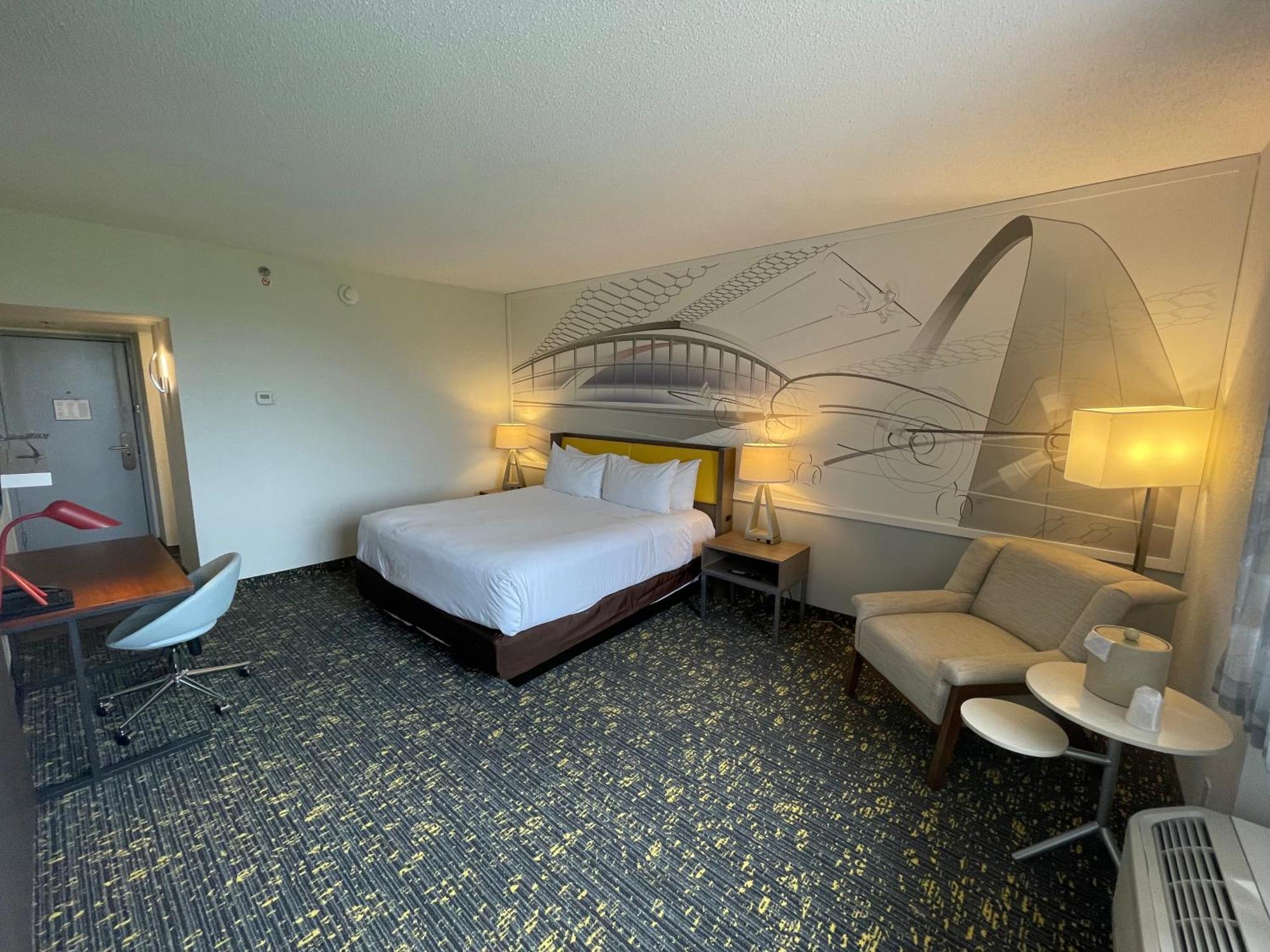 Hotel Saint Louis Airport 4*